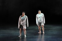 太めパフォーマンス「膝が痛いから羽根で飛びたい」より。（Photo:Yoshimasa Kikuchi）