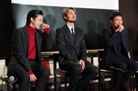 通し稽古回数の少なさに笑ってしまう新原泰佑（左）と田中俊介（右）。