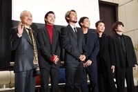 左から山路和弘、新原泰佑、福士誠治、田中俊介、麻実れい、柾木玲弥。