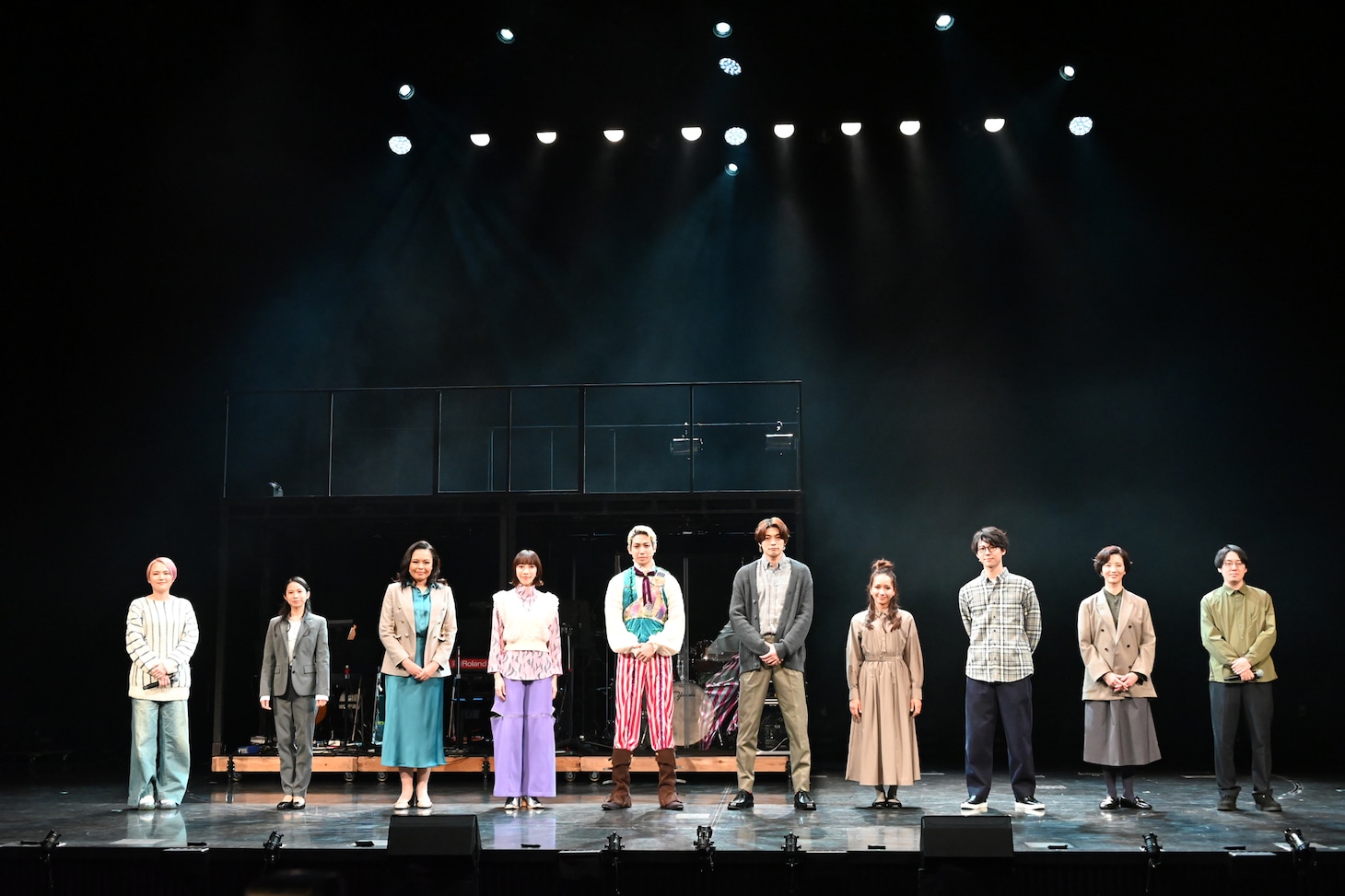 左から高羽彩、屋比久知奈、エリアンナ、美弥るりか、有澤樟太郎、東啓介、豊原江理佳、山崎大輝、壮一帆、池田亮。
