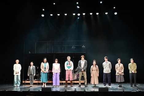 左から高羽彩、屋比久知奈、エリアンナ、美弥るりか、有澤樟太郎、東啓介、豊原江理佳、山崎大輝、壮一帆、池田亮。