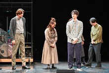 「ズボンの後ろに何か付いている！」と、山崎大輝の背後に集まる登壇者たち。左は見守る東啓介。