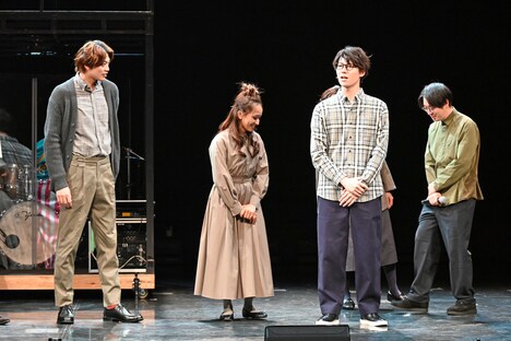 「ズボンの後ろに何か付いている！」と、山崎大輝の背後に集まる登壇者たち。左は見守る東啓介。