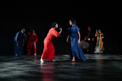 東京演劇道場「ワーク・イン・プログレス / Dojo WIP」より、扇田拓也企画「ジブリッシュ『恋人たち』『職人たち』」の様子。（撮影：金子愛帆）