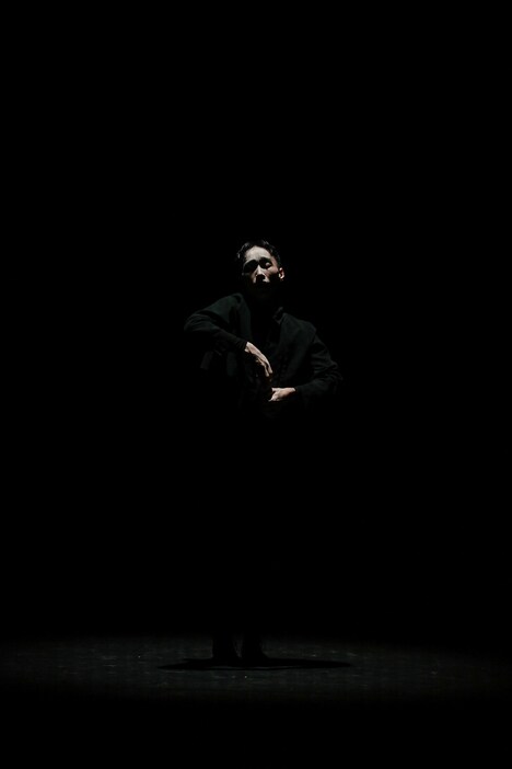 東京演劇道場「ワーク・イン・プログレス / Dojo WIP」より、黒瀧保士企画「石の夢 -Reves d'objets-」の様子。（撮影：金子愛帆）