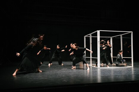 東京演劇道場「ワーク・イン・プログレス / Dojo WIP」より、サヘル・ローズ / 石村みか / 小幡貴史企画「　　　」の様子。（撮影：金子愛帆）