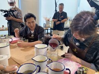 キャンドル作りに取り組む尾上松也、城田優。