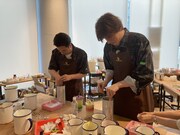 キャンドル作りに取り組む尾上松也、城田優。