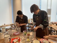 キャンドル作りに取り組む尾上松也、城田優。