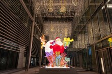 ねぶたさんたと中村獅童、子供たち。