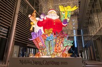 ねぶたさんたと中村獅童、子供たち。