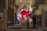 ねぶたさんたと中村獅童、子供たち。