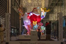 ねぶたさんたと中村獅童、子供たち。