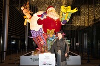 ねぶたさんたと中村獅童、子供たち。