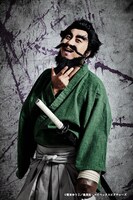 郷本直也扮する民谷巌鉄斎。