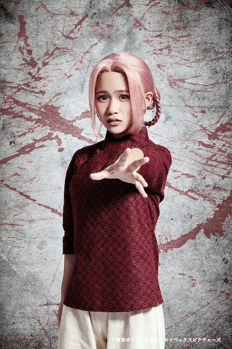 澤田理央扮するメイ。