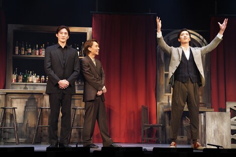 “天に昇華”する様子を表現する水田航生（右）。