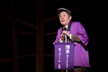 トム・プロジェクト プロデュース「風間杜夫ひとり芝居『カラオケマン～最後のロマンス～』」より。