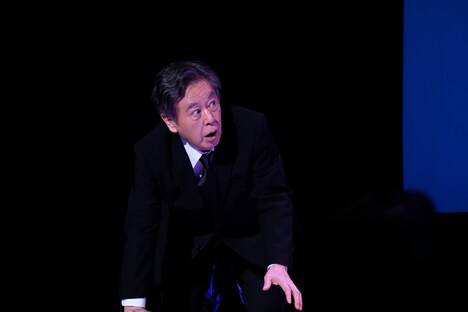 トム・プロジェクト プロデュース「風間杜夫ひとり芝居『カラオケマン～最後のロマンス～』」より。