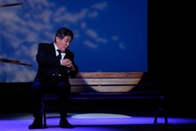 トム・プロジェクト プロデュース「風間杜夫ひとり芝居『カラオケマン～最後のロマンス～』」より。