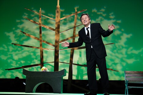 トム・プロジェクト プロデュース「風間杜夫ひとり芝居『カラオケマン～最後のロマンス～』」より。