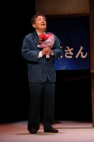 トム・プロジェクト プロデュース「風間杜夫ひとり芝居『カラオケマン～最後のロマンス～』」より。