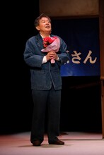 トム・プロジェクト プロデュース「風間杜夫ひとり芝居『カラオケマン～最後のロマンス～』」より。