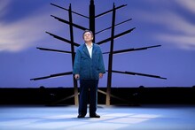 トム・プロジェクト プロデュース「風間杜夫ひとり芝居『カラオケマン～最後のロマンス～』」より。