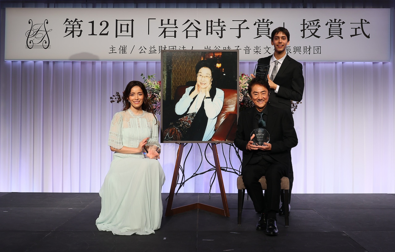 左から知念里奈、市村正親、平石英心リチャード。