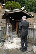 大石内蔵助の墓に手を合わせる尾上松緑。