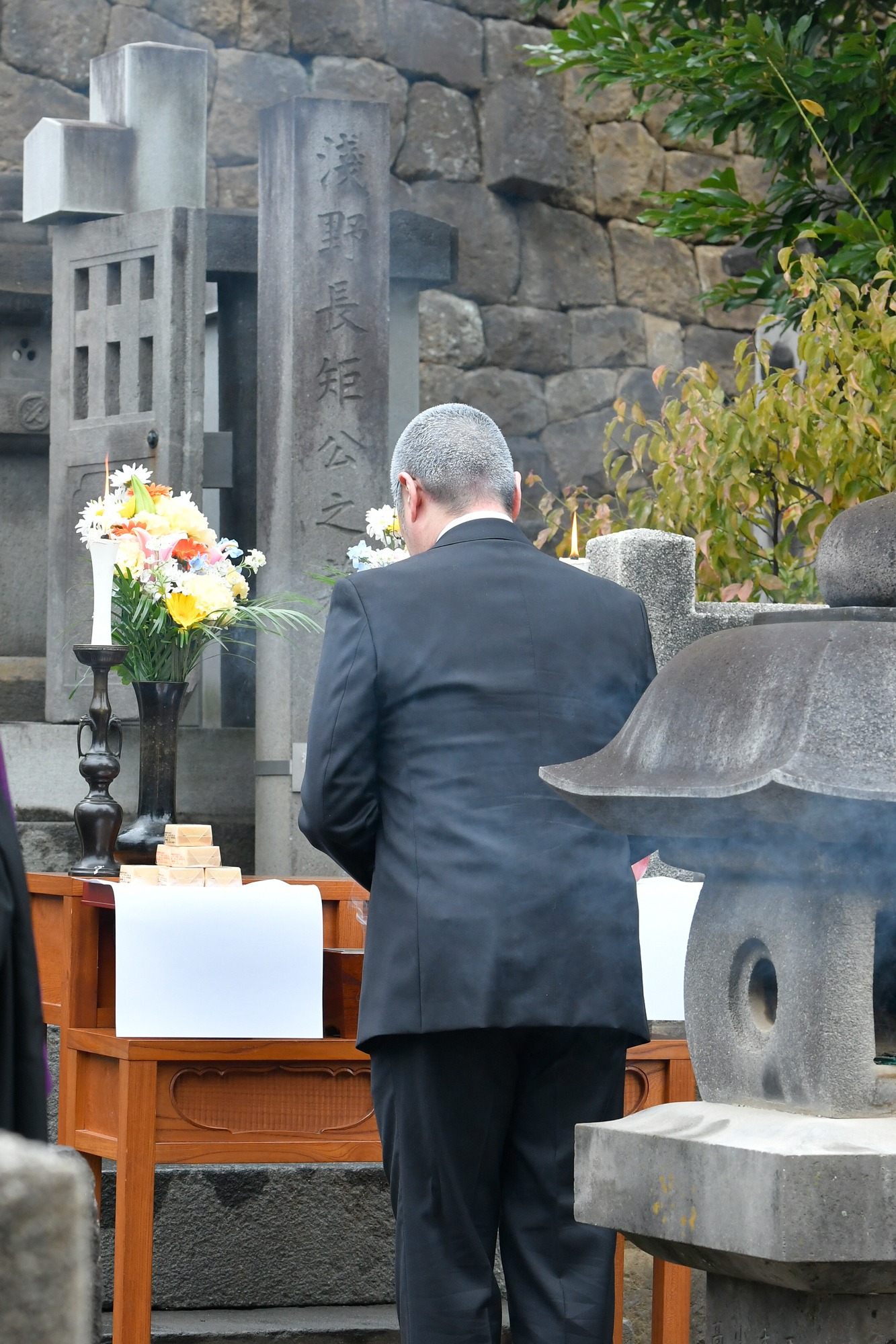 浅野内匠頭の墓に手を合わせる尾上松緑。