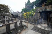 泉岳寺の四十七の墓。右は大石内蔵助の墓。