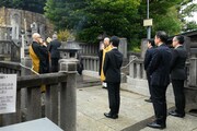 浅野内匠頭の墓前での法要の様子。墓の前は尾上松緑。