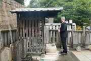 大石内蔵助の墓に手を合わせる尾上松緑。