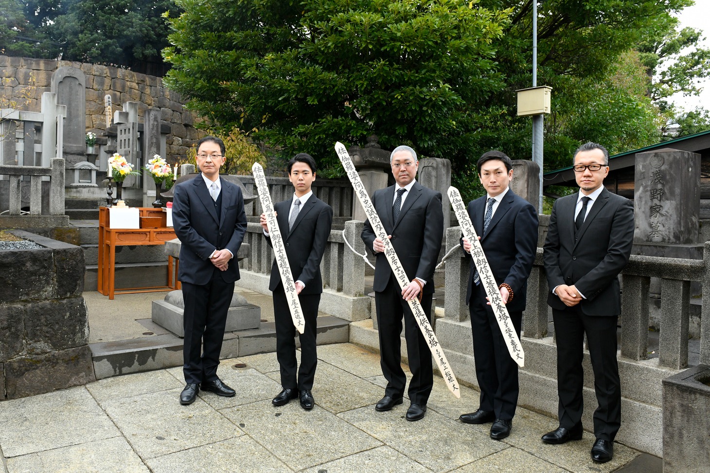 左から竹柴潤一、尾上左近、尾上松緑、坂東亀蔵、西森英行。