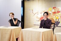 互いを褒め合って照れる、唯城ありす（左）と翼和希。