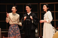 KAAT×東京デスロック×第12言語演劇スタジオ「外地の三人姉妹」より。（撮影：宮川舞子）