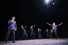 いいむろなおきマイムカンパニー「doubt -ダウト-」より。（撮影：堀川高志 / kutowans studio）