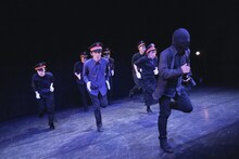 いいむろなおきマイムカンパニー「doubt -ダウト-」より。（撮影：堀川高志 / kutowans studio）