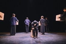 いいむろなおきマイムカンパニー「doubt -ダウト-」より。（撮影：堀川高志 / kutowans studio）