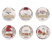 「ブロードウェイ クリスマス・ワンダーランド 2023」とHikariELFのコラボレーショングッズより、缶バッジ（ガチャガチャ）。