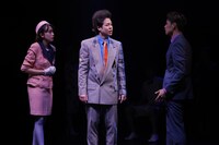 柿喰う客 PARTY TIME「骨はダラスに埋めてくれ」より。（撮影：サギサカユウマ）