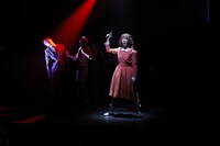 柿喰う客 PARTY TIME「骨はダラスに埋めてくれ」より。（撮影：サギサカユウマ）