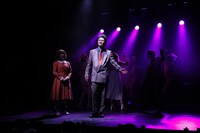 柿喰う客 PARTY TIME「骨はダラスに埋めてくれ」より。（撮影：サギサカユウマ）