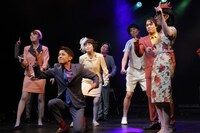 柿喰う客 PARTY TIME「骨はダラスに埋めてくれ」より。（撮影：サギサカユウマ）