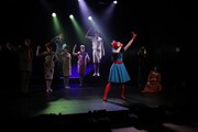 柿喰う客 PARTY TIME「骨はダラスに埋めてくれ」より。(撮影:サギサカユウマ)