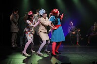 柿喰う客 PARTY TIME「骨はダラスに埋めてくれ」より。（撮影：サギサカユウマ）