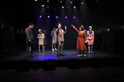 柿喰う客 PARTY TIME「骨はダラスに埋めてくれ」より。(撮影:サギサカユウマ)