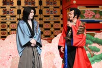 本水を使った稽古がいかに寒かったかを語り合う尾上松也（左）と片岡愛之助。