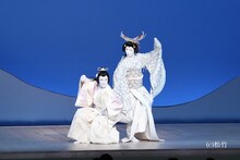 「爪王」より、左から中村勘九郎、中村七之助。(c)松竹